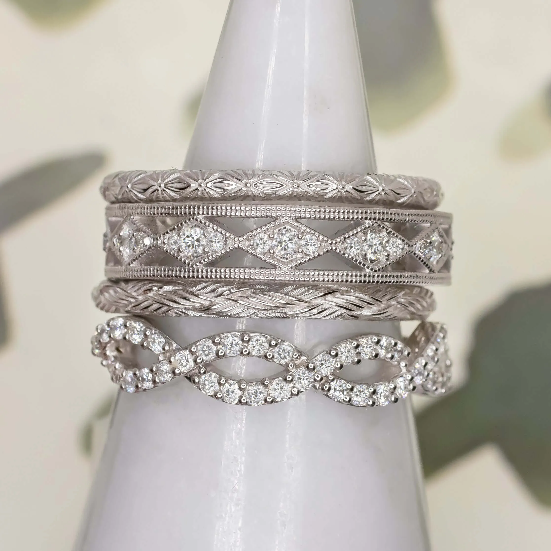 14k WHITE GOLD VINTAGE STYLE WEDDING BAND STACKING RING ENGRAVED FLORAL ART DECO